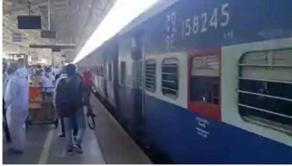 पैसेंजर्स की चूक पर रेलकर्मी भी बने लापरवाह, जाना था कटिहार पहुंच गए जसीडीह, हंगामे के बाद लौटी ट्रेन