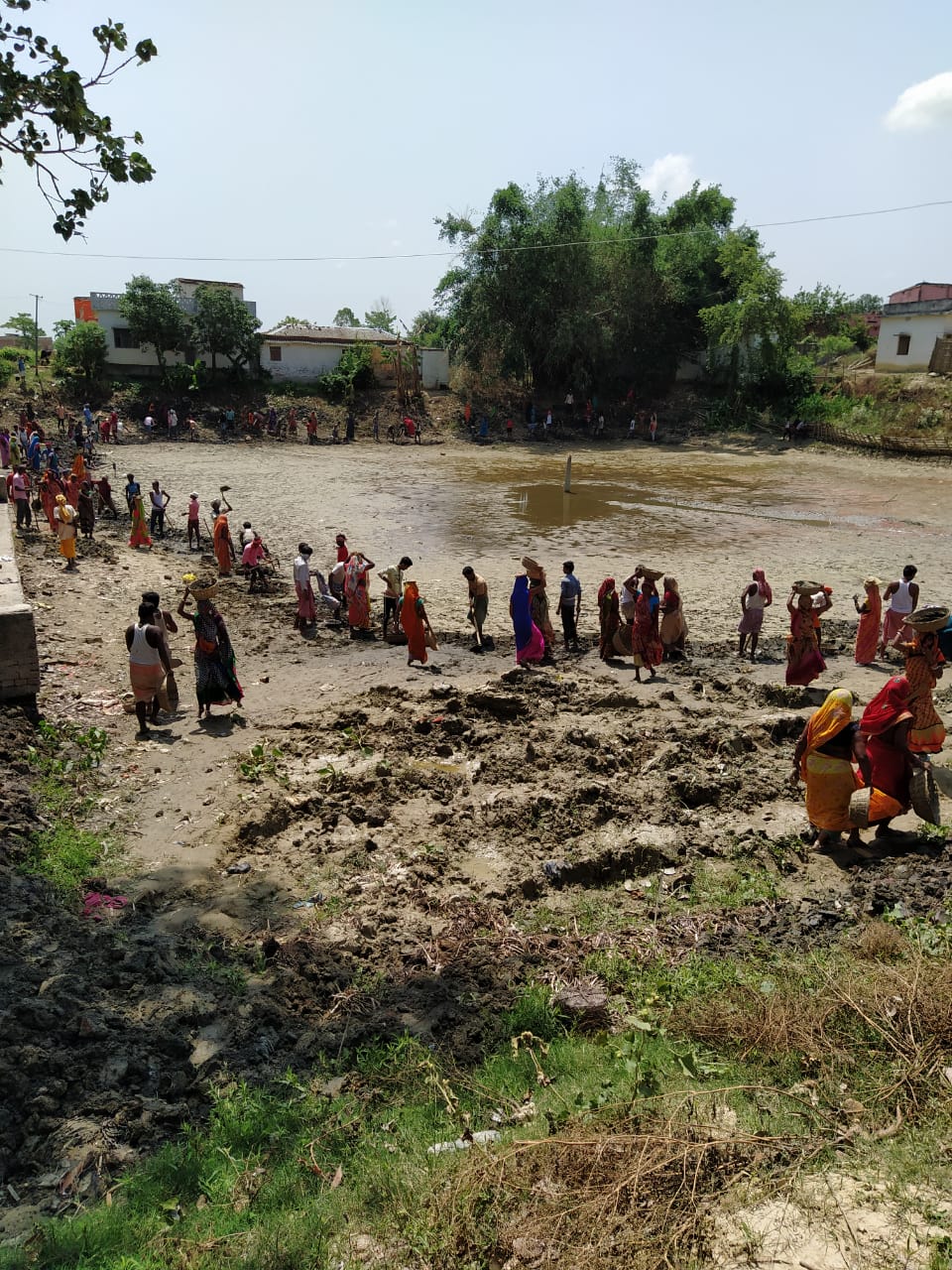 लॉक डाउन में मनरेगा योजना के तहत मजदूरों को मिल रहा रोजगार