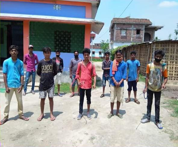 फारबिसगंज विधानसभा प्रभारी रमन यादव ने सैनिटाइज और बिलिचिग पाउडर का छिड़काव करवाया।