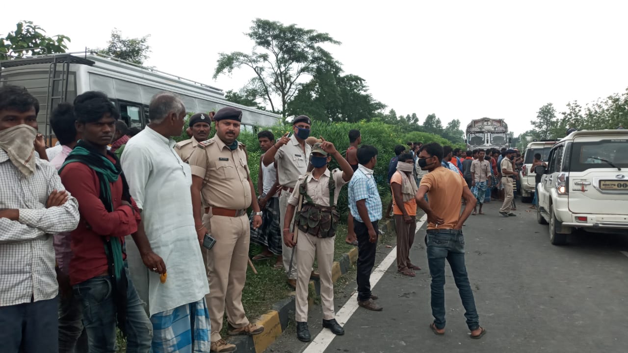 अररिया: ट्रक की चपेट में आने से मां-बेटी की दर्दनाक मौत,लोगों ने की सड़क जाम