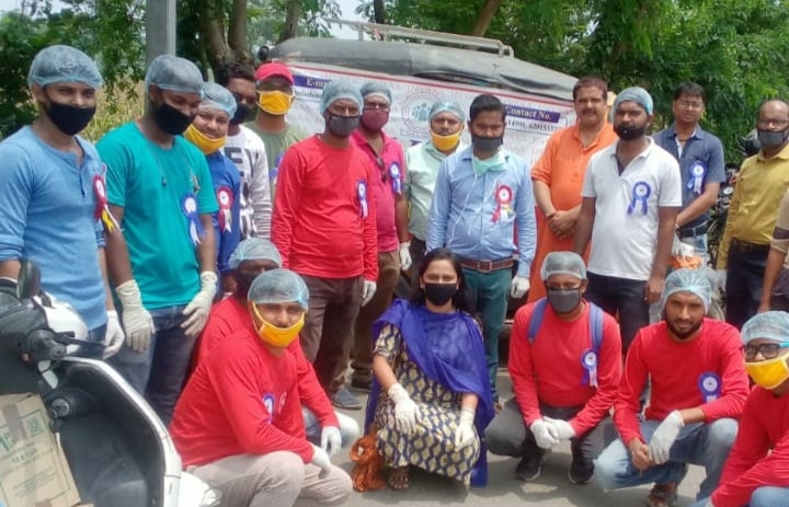 फारबिसगंज:- प्रवासियों के तकलीफों को कम करने के लिए लगातार कोशिश में जुटे हैं छात्र ।