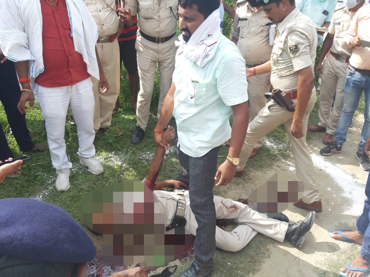 कटिहार:- अंगरक्षक का कोर्ट परिषर के पीछे पड़ा मिला शव