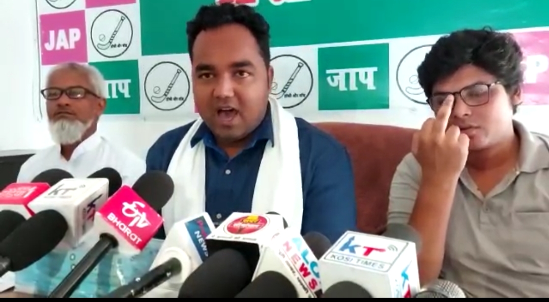 अररिया:- जनअधिकार पार्टी के प्रदेश कोषाध्यक्ष रहमत अली ने अपने आवास पर प्रेस वार्ता का किया आयोजन