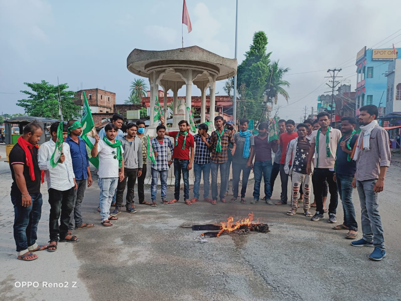 छात्र राजद के द्वारा पेट्रोलियम मंत्री धर्मेंद्र प्रधान का कॉलेज चौक पर पुतला फूंका गया