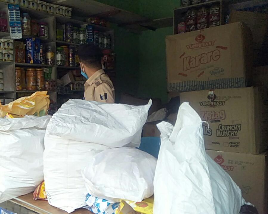 फारबिसगंज शहर में छापेमारी अभियान चलाया गया। जिसमें लॉक डाउन के दौरान दुकान बंद कराने