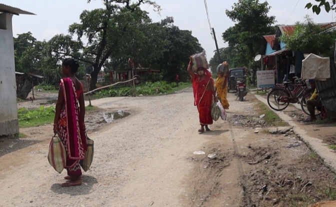 विराटनगर का मुख्य प्रवेश द्वार बंद होने के बावजूद, लोग आंतरिक शहर से आना-जाना जारी