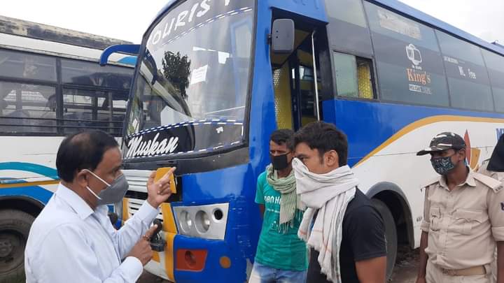 बसों के ड्राइवर, कंडक्टर एवं सभी यात्रियों को मास्क पहनने को लेकर निर्देश दिया गया