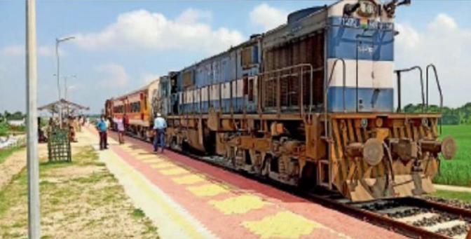 कोसी रेल महासेतु पर 121 किमी की रफ्तार से दौड़ी डबल इंजन की ट्रेन, स्पीड ट्रायल हुआ सफल।