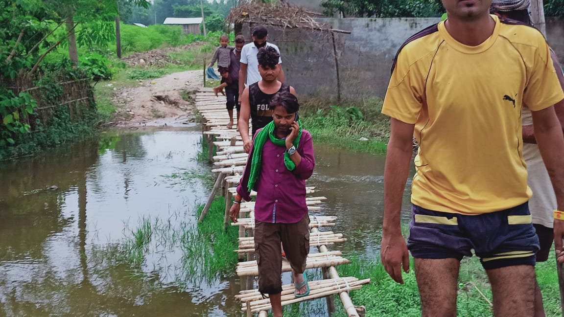 मधेपुरा:- सुशासन बाबू के राज्य में अब बारिश के पानी में भी लोगों की जा रही है जान