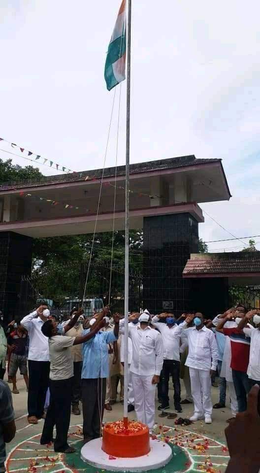 मधेपुरा:- मुरलीगंज नगर परिषद अध्यक्ष श्वेत कमल उर्फ बौआ जी झंडोत्तोलन किए