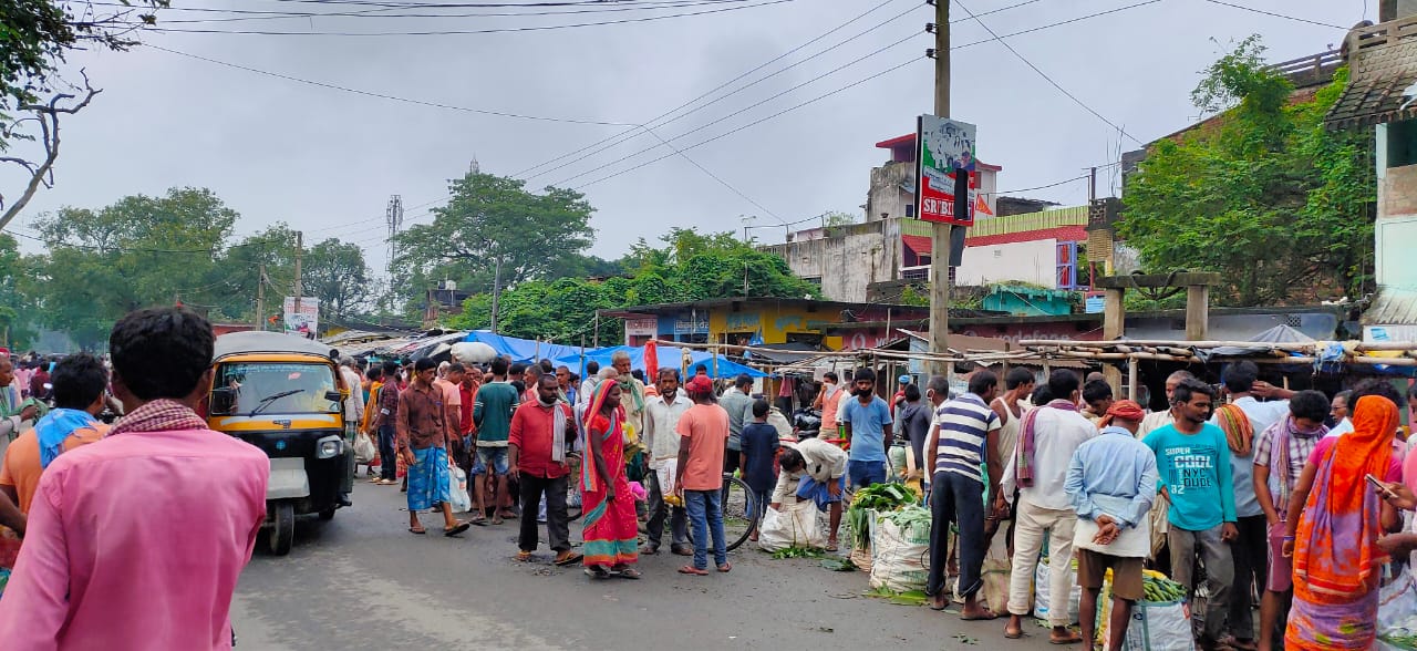 पूर्णिया:- बाजार में दुकान खोलने के समय परिवर्तन से दुकानदारों में काफी उत्साह ,चली बसें