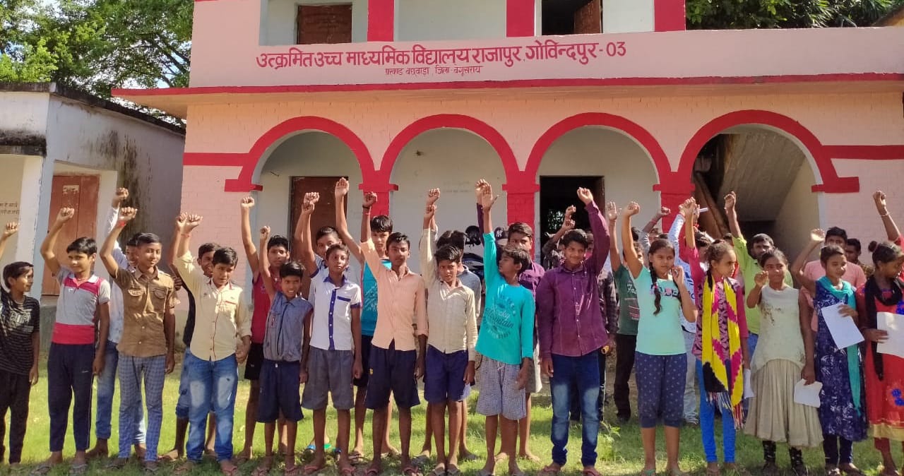 बछवाड़ा:- मनमानी से आक्रोशित छात्रों नें विद्यालय प्रधान को घंटों बंधक बनाए रखा