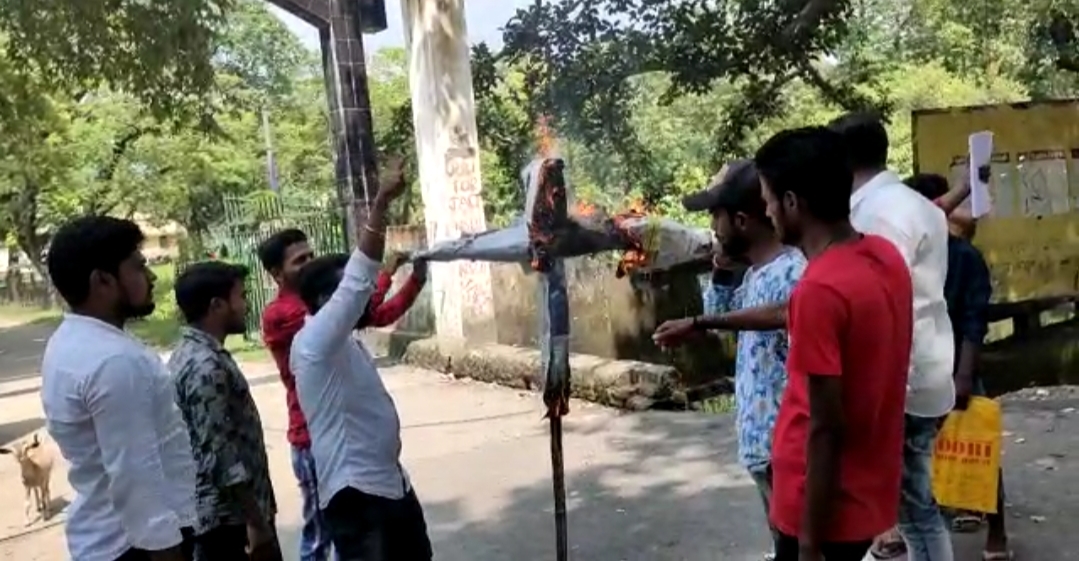 किशनगंज- NSUI द्वारा प्रधानमंत्री एव शिक्षा मंत्री रमेश पोखरियाल का मारवाड़ी कालेज किशनगंज के मुख्य द्वार पर पुतला दहन