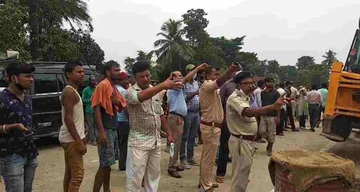 प्रखंड क्षेत्र के विभिन्न पंचायतों बेला, बसमतिया,पथराहा, मानिकपुर, नवाबगंज से गुजरने वाली सीमा सड़क सरकार के द्वारा भूमि अधिग्रहण किया गया