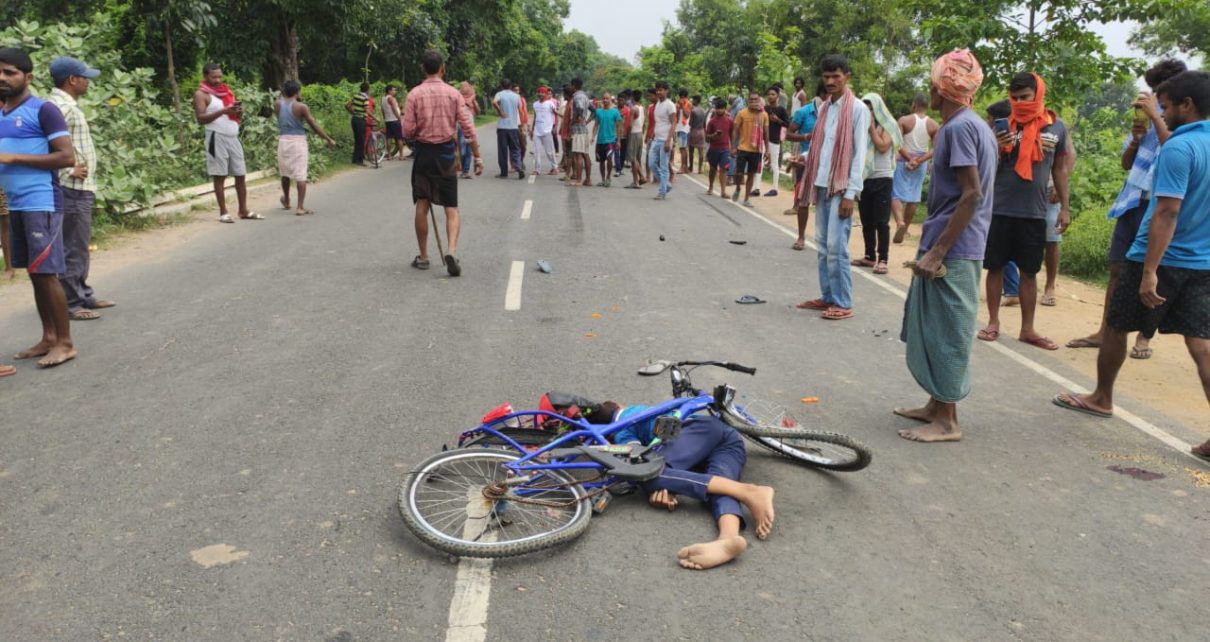 अज्ञात वाहन की ठोकर से एक अधेङ व्यक्ति की मौत , एक युवक गंभीर रूप से घायल