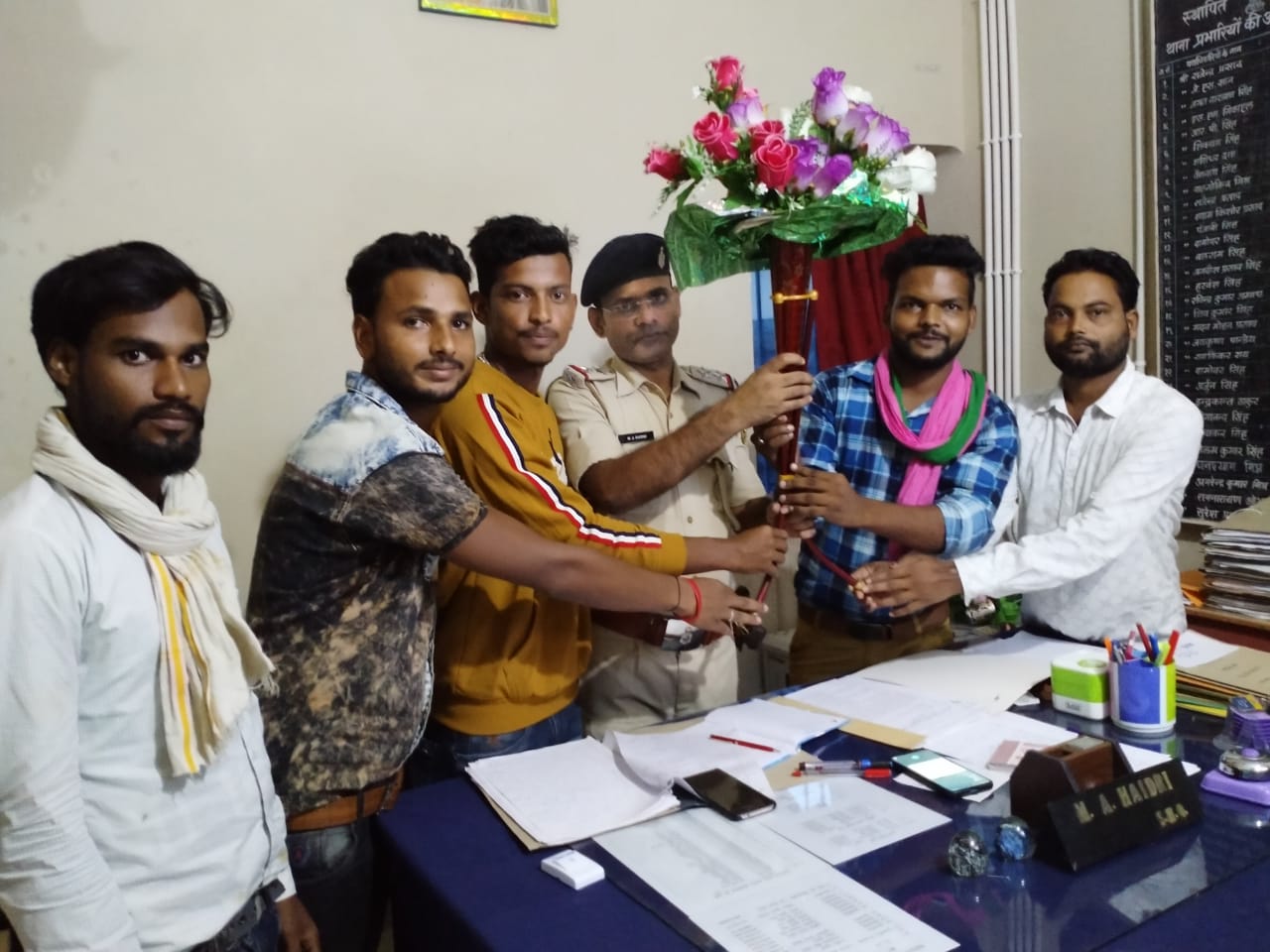 नारपगंज:जन अधिकार छात्र परिषद के कार्यकर्ताओं ने नए थाना अध्यक्ष मसूद अहमद हैदरी का किया स्वागत।