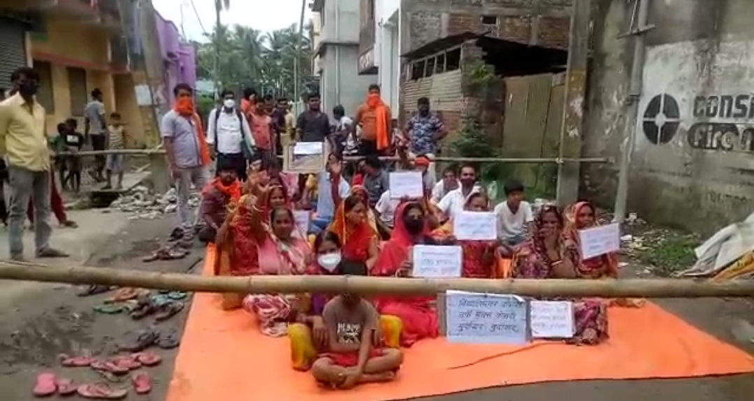 फारबिसगंज:- सड़क व नाली की समस्या को लेकर किया प्रदर्शन