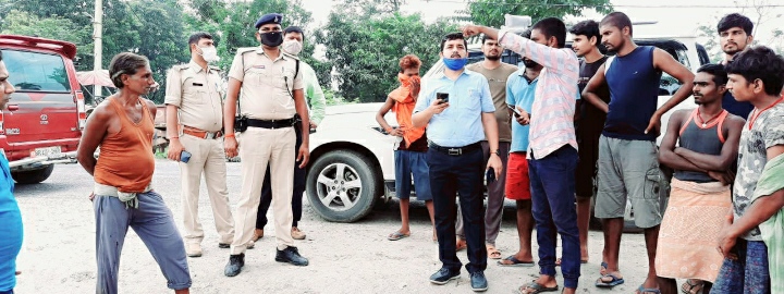 सड़क की जांच करते हुए अनुमंडल पदाधिकारी राजीव रंजन सिन्हा सर