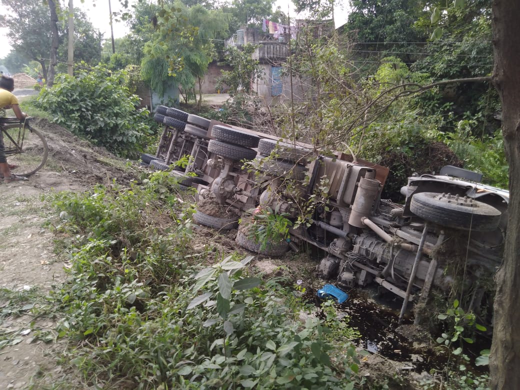 सड़क दुघर्टना में एक युवक गंभीर रूप से घायल