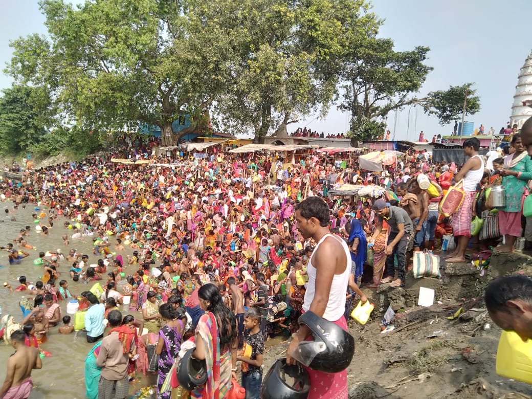 कलश स्थापना को लेकर उमड़ी श्रद्धालुओं का जनसैलाब