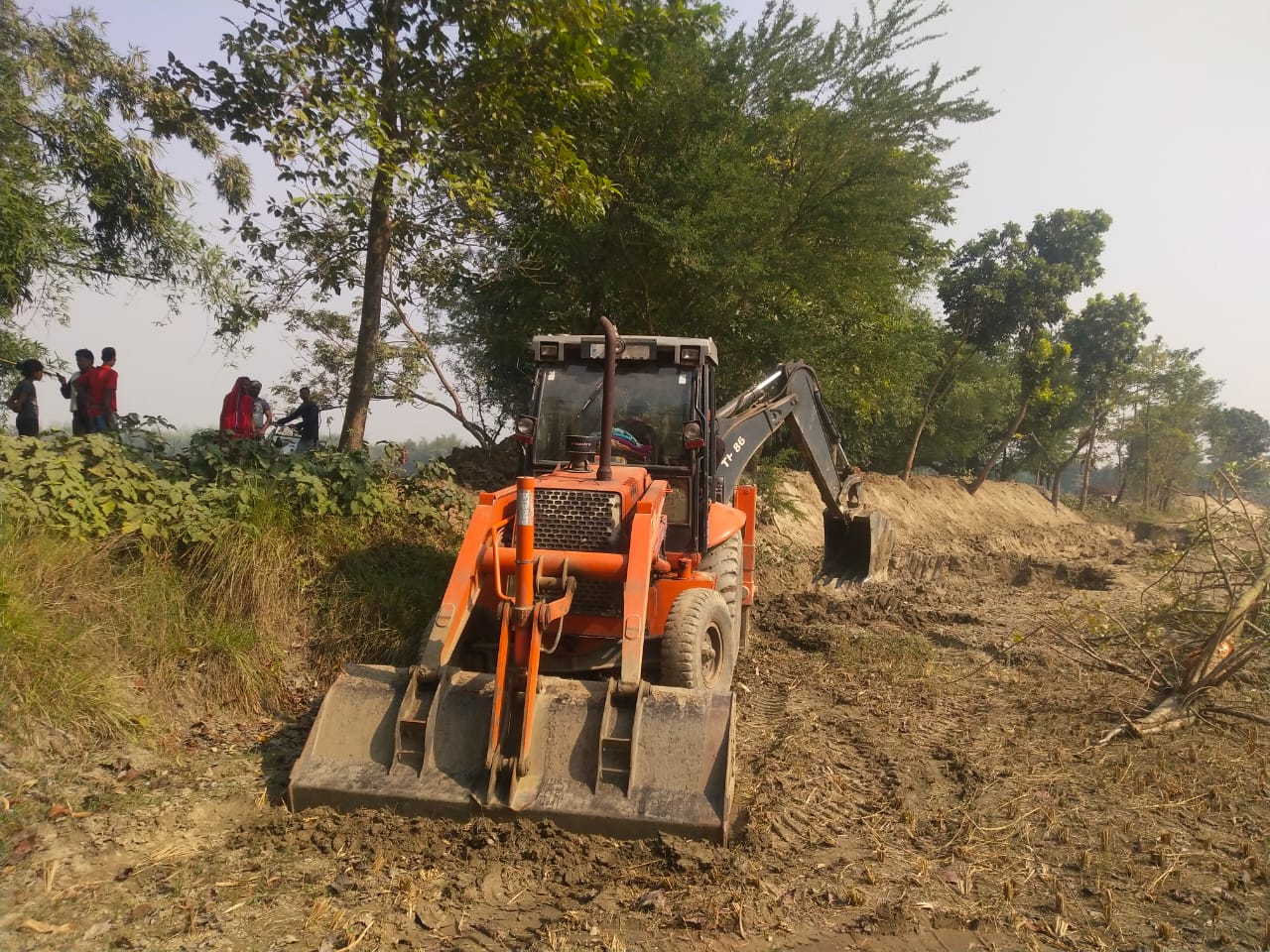 सड़क निर्माण कार्य शुरू होने से ग्रामीणों में खुशी