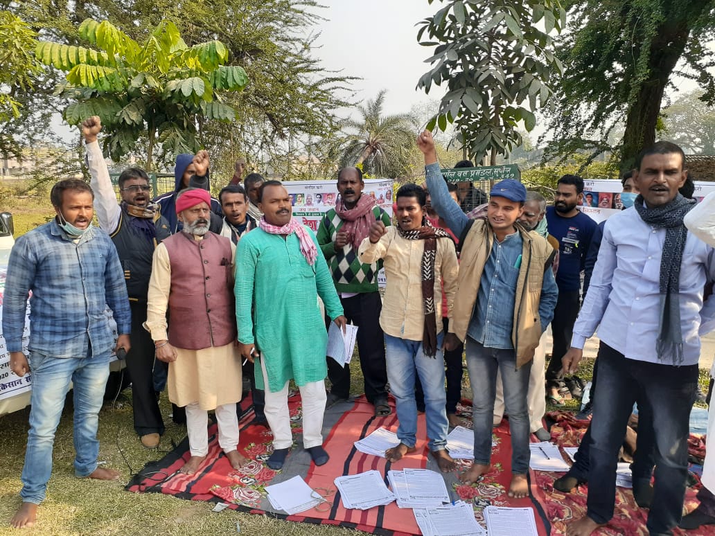 समाहरणालय के सामने राष्ट्रीय किसान संघर्ष मोर्चा द्वारा अपनी मांगों को लेकर दिया