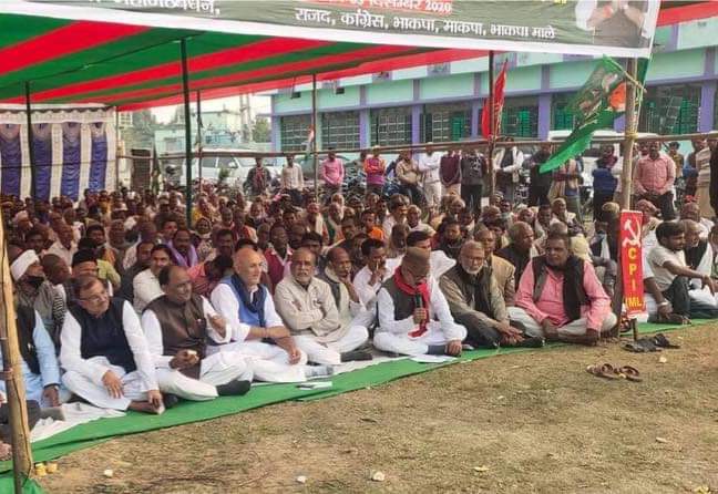 किसानों की बदहाली, महंगाई व बढ़ते अपराध के खिलाफ महागठबंधन कार्यकर्ताओं ने गुरुवार को कला भवन परिसर में महाधरना प्रदर्शन किया