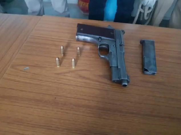 अलग-अलग छापामारी में एक शिक्षक सहित तीन अपराधी हथियार के साथ गिरफ्तार