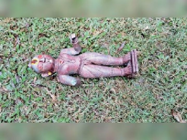 विद्यालय कटहा से बरामद कर लिया। बरामद मूर्ति के दाएं हाथ का कलाई व बांया आंख गायब है।