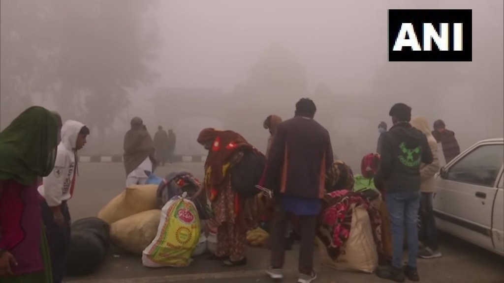 पंजाब: लॉकडाउन की वजह से भारत में फंसे पाकिस्तानी नागरिक अमृतसर के अटारी-वाघा बॉर्डर से वापस पाकिस्तान लौटे