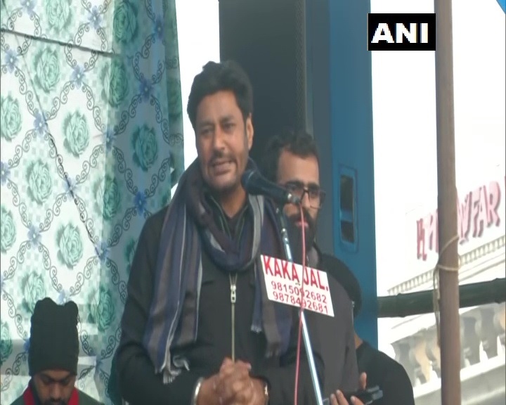 दिल्ली: नए कृषि क़ानूनों के खिलाफ प्रदर्शन कर रहे किसानों के समर्थन में पंजाबी गायक जैजी बी और हरभजन मान टिकरी बॉर्डर पहुंचे।
