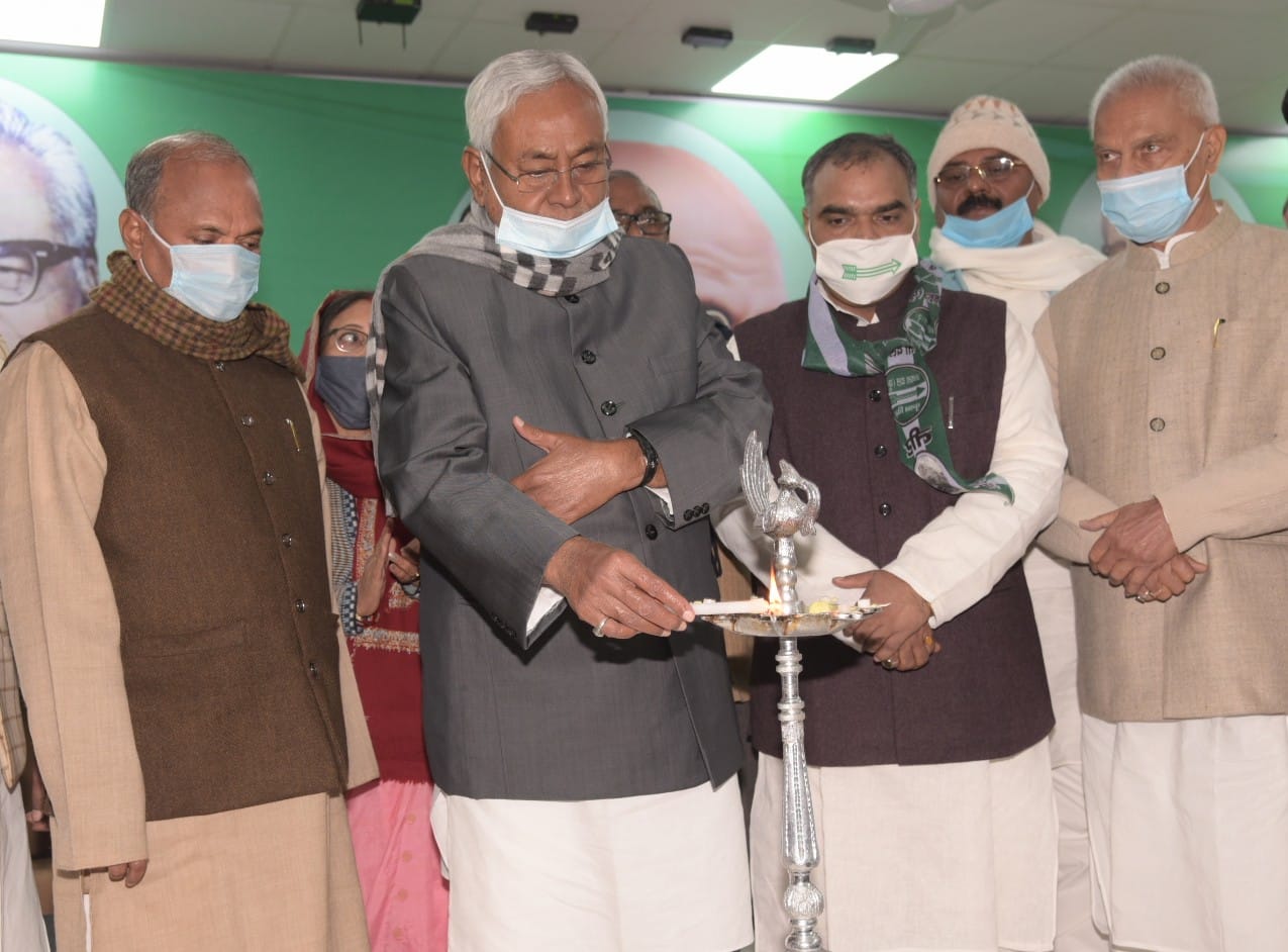 भूतपूर्व मुख्यमंत्री और जननायक कर्पूरी ठाकुर की जयंती पर श्रद्धांजलि अर्पित करते हुए मुख्यमंत्री NitishKumar 