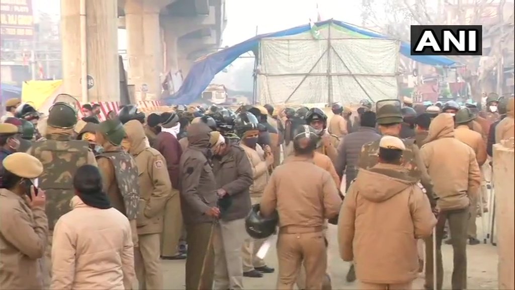 टिकरी बॉर्डर पर बड़ी संख्या में सुरक्षाबल तैनात है। कृषि कानूनों के खिलाफ यहां किसानों का विरोध-प्रदर्शन जारी