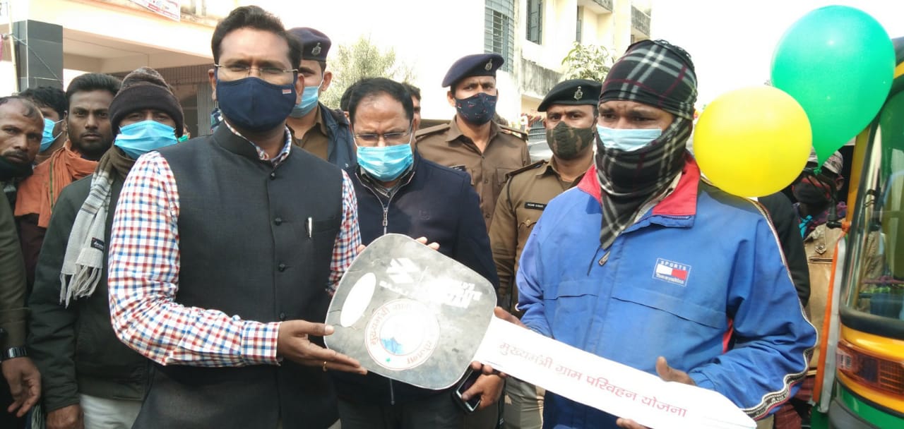 कुल 127 लाभुकों को अनुदानित वाहनों की चाबी DM प्रशांत कुमार सीएच द्वारा हस्तगत कराया गया।