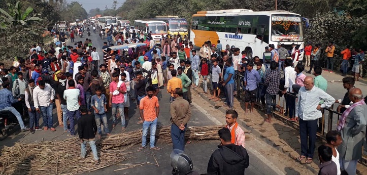 आक्रोशित ग्रामीणों नें बछवाड़ा पुलिस को खदेड़ कर भगाया