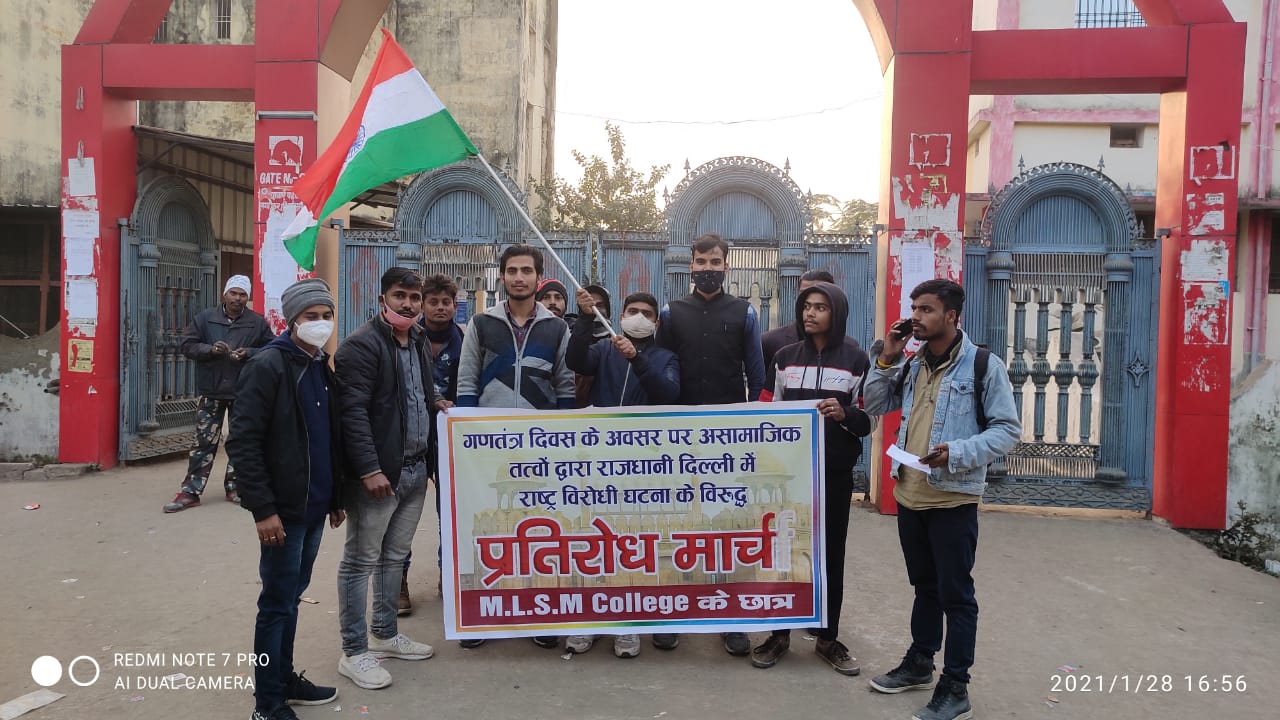 तिरंगा हमारी आन,बान और शान हैं।इसी कड़ी में तिरंगा के लिए मर मिटने का जज्बा रखने वाले छात्रों ने तिरंगे का अपमान करने वालों के विरुद्ध प्रतिरोध मार्च निकाला ।