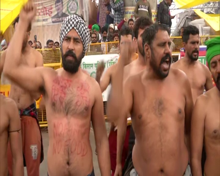कृषि कानूनों के खिलाफ सिंघु बॉर्डर पर किसानों का विरोध प्रदर्शन आज 56वें दिन भी जारी है।