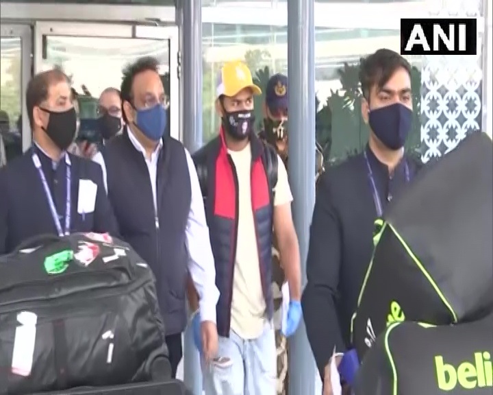 दिल्ली: बॉर्डर-गावस्कर ट्रॉफी जीतने के बाद भारतीय क्रिकेटर ऋषभ पंत दिल्ली पहुंचे। ऋषभ पंत ने बताया, "मैं बहुत खुश हूं कि हमने ट्रॉफी अपने पास बरकरार रखी।