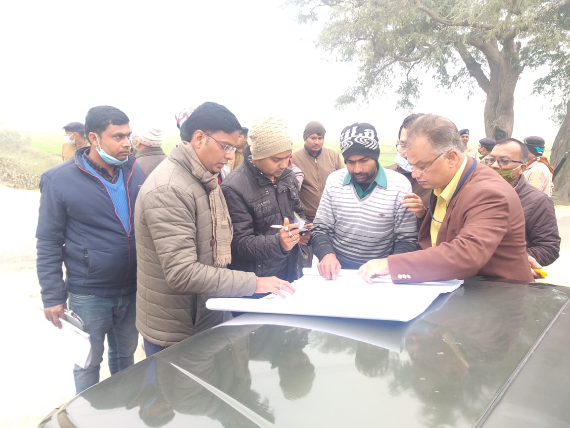चौड़ीकरण एव सुदृढ़ीकरण हेतु ज़िलाधिकारी श्री कौशल कुमार ने स्थल निरीक्षण किया और पथ