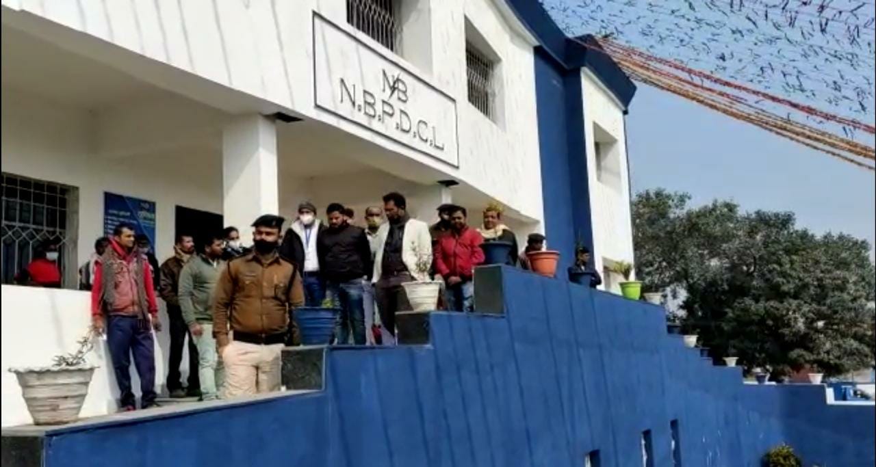 अररिया: जिला पदाधिकारी श्री प्रशांत कुमार सीएच द्वारा आज विद्युत कार्यालय में बनाए गए बारकोडिंग वज्रगृह का औचक निरीक्षण किया गया।