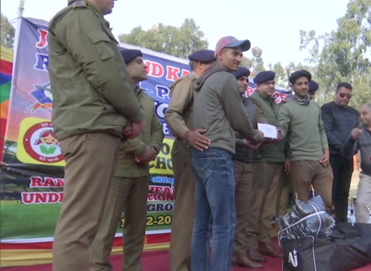 जम्मू कश्मीर: राजौरी में पुलिस ने राजौरी और पुंछ के युवाओं के लिए रेंज लेवल अंडर-19 क्रिकेट टूर्नामेंट आयोजित किया।