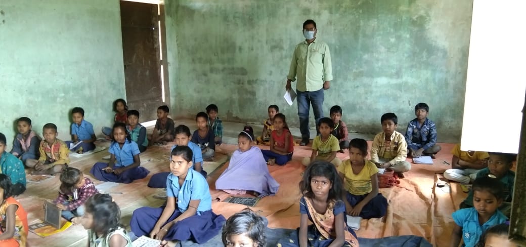 सरकार के निर्देश के बाद भी नही मिला बच्चों को मास्क,बिना मास्क विद्यालय पहुंच रहे बच्चे