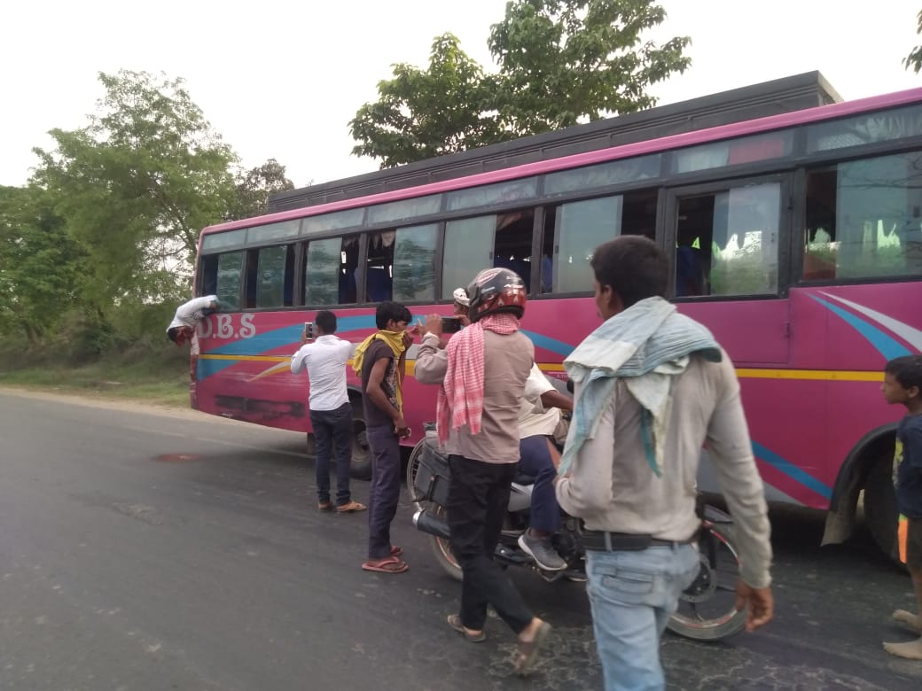 बछवाड़ा में बस से बाहर झांक रहे यात्री के उड़े परखच्चे