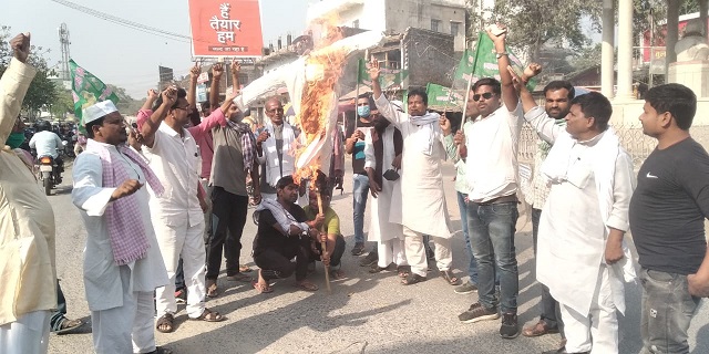 सदन में विधायकों के साथ बर्बरता पूर्ण तरीके से लाठीचार्ज करवाने के खिलाफ नीतीश कुमार का मधेपुरा में पुतला दहन किया गया