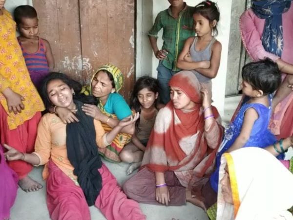 एक साथ 6 बच्चों की जलकर मौत:बिहार के अररिया में मक्के के भुट्‌टे सेंकते समय चारे में आग लगने से हुआ हादसा, बच्चों की उम्र ढाई से 5 साल