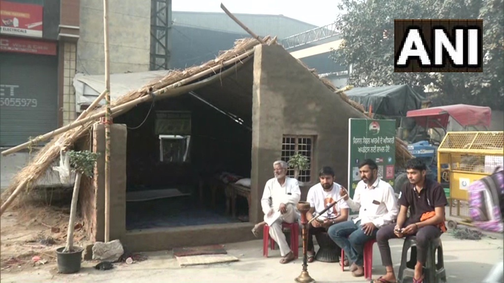 टीकरी बॉर्डर पर कृषि कानूनों के खिलाफ विरोध प्रदर्शन कर रहे किसान रहने के लिए स्थाई घर बना रहे हैं।