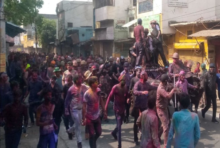 परम्परागत तरीके से निकला 'लाट साहब' का जुलूस