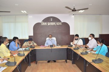पटनाः जिलाधिकारी डॉ चंद्रशेखर सिंह ने पाटलिपुत्र बस टर्मिनल बैरिया पर गया एवं जहानाबाद के बसों के आवागमन