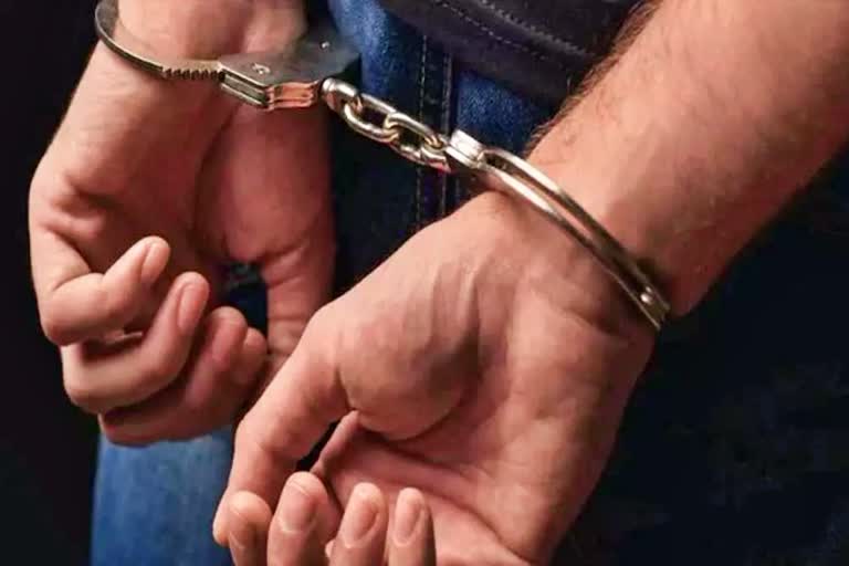 लड़के को जबरन थूक चटवाया, छह गिरफ्तार