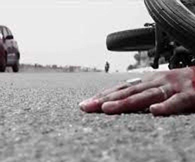 कार-मोटरसाइकिल की टक्कर में तीन लोगों की मौत